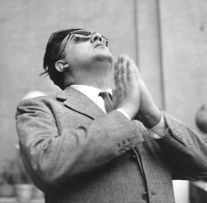 Fellini priant