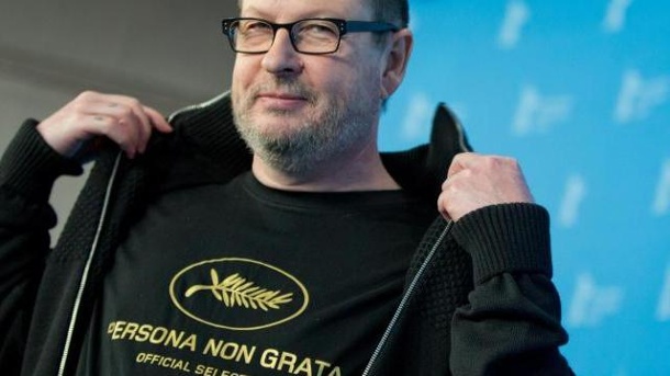 Der-daenische-filmregisseur-lars-von-trier-traegt-in-berlin-ein-t-shirt-mit-der-aufschrift-persona-non-grata-